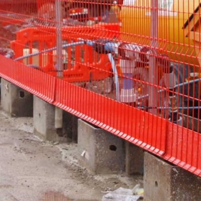 Barrière de protection de bord autoportante avec base autoportante