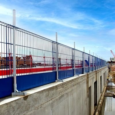 Barrière de protection de bord reliée à un boulon avec des options de mise en page personnalisables