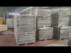 Des poteaux ronds galvanisés à chaud sont emballés.