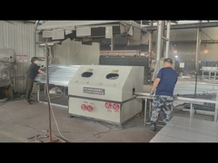 Des poteaux de clôture sont forés pour fixer des accessoires.