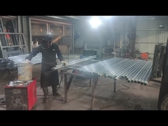 Les poteaux de clôture sont soudés à la taille requise par le client.