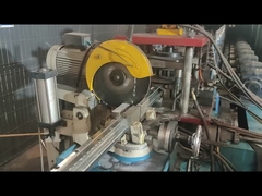 Le poteau de pêche est coupé dans la taille requise par le client