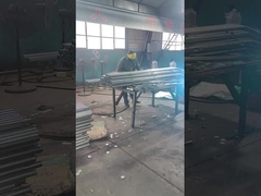 Le connecteur de la clôture est en train d'être soudé au poteau de la clôture