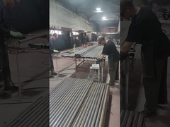 Des accessoires de glissière de sécurité sont soudés aux poteaux de la glissière de sécurité