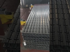 Les poteaux de glissière de sécurité sont en cours d'empilage