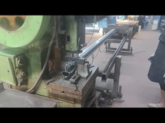 Le poteau de pêche est frappé.