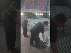 Les piliers de la clôture sont polies et empilées