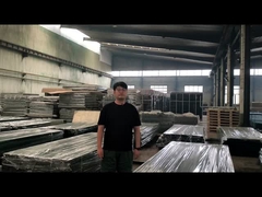 La clôture de haute sécurité assure une protection.