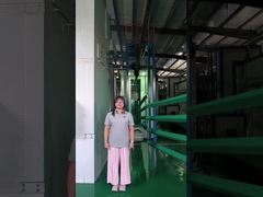 Le poteau carré vert est traité en surface comme ceci