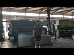 La barrière de sécurité anti-escalade sur la machine de pliage